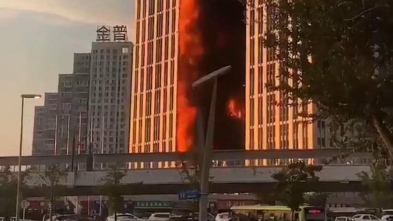 Кайсюань Гоцзи в огне: в Китае полыхает знаменитый жилой небоскрёб