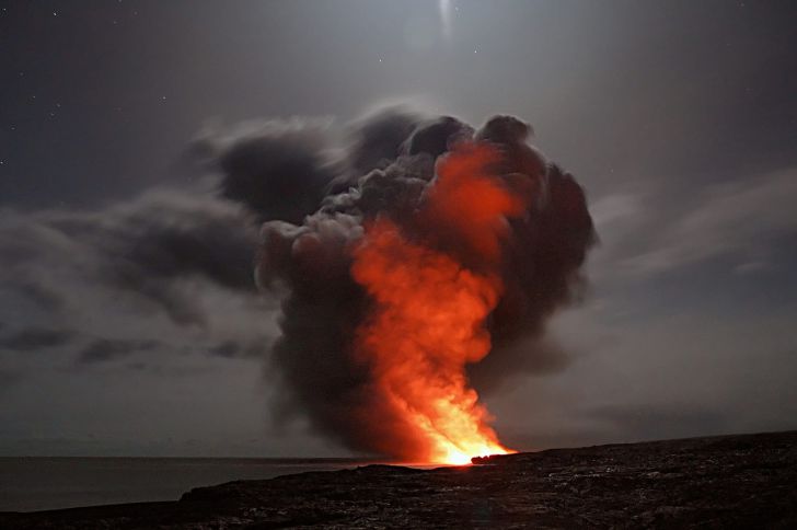 Вулкан на Канарах продолжает извергаться, лава достигла моря